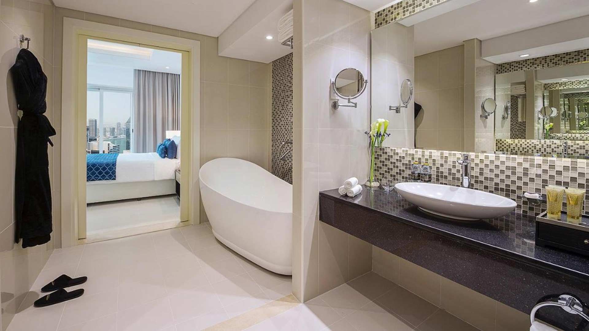 Apartment in Downtown Dubai, Dubai, UAE, 3 bedrooms, 165 sq.m. No. 27369 - 1